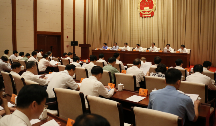 省十二届人大六次会议主席团举行第二次会议