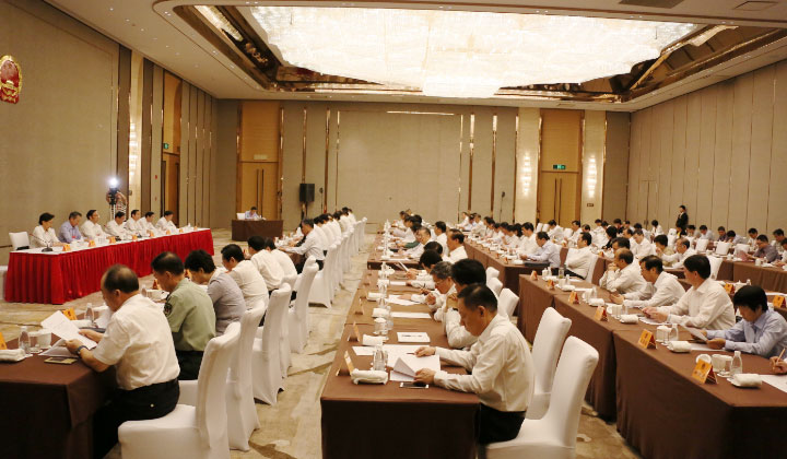 省十二届人大六次会议主席团举行第三次会议