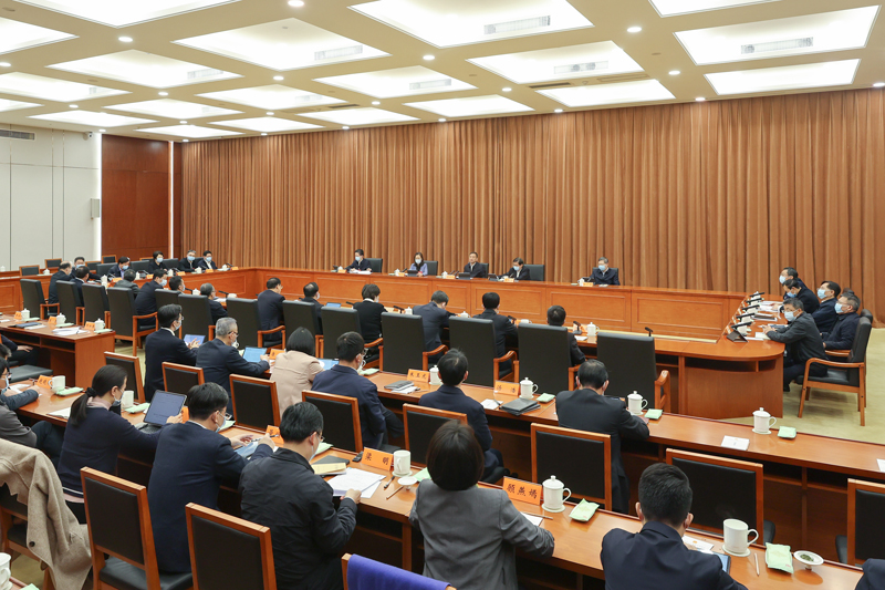 省十四届人大常委会举行第六次主任会议
