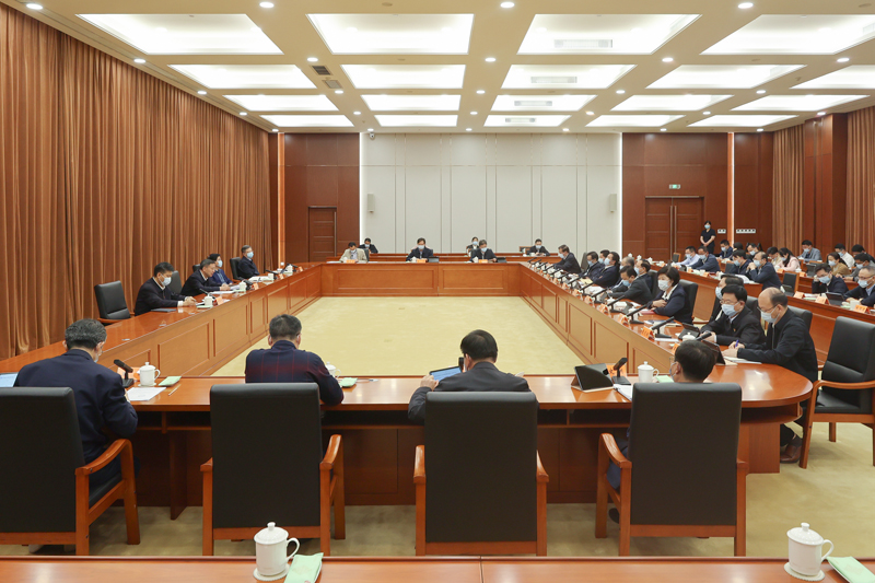 省十四届人大常委会举行第八次主任会议