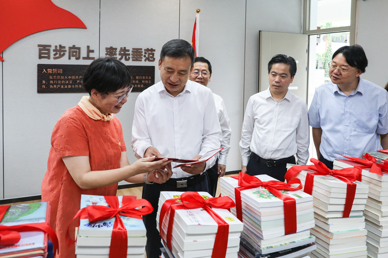 樊金龙教师节前走访省人大代表