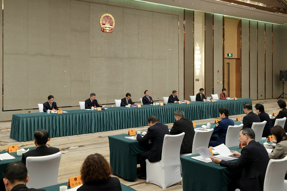 省十四届人大二次会议主席团举行第五次会议