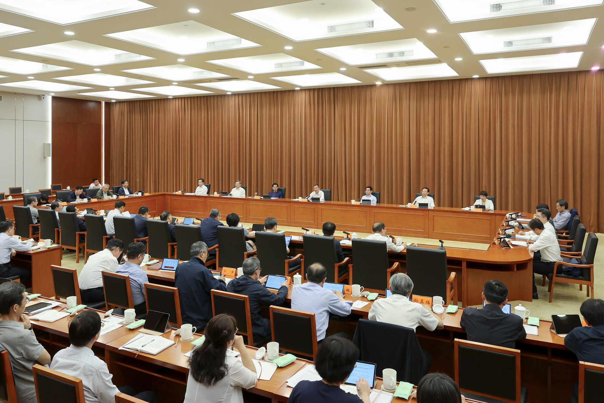 省十四届人大常委会举行第四十四次主任会议