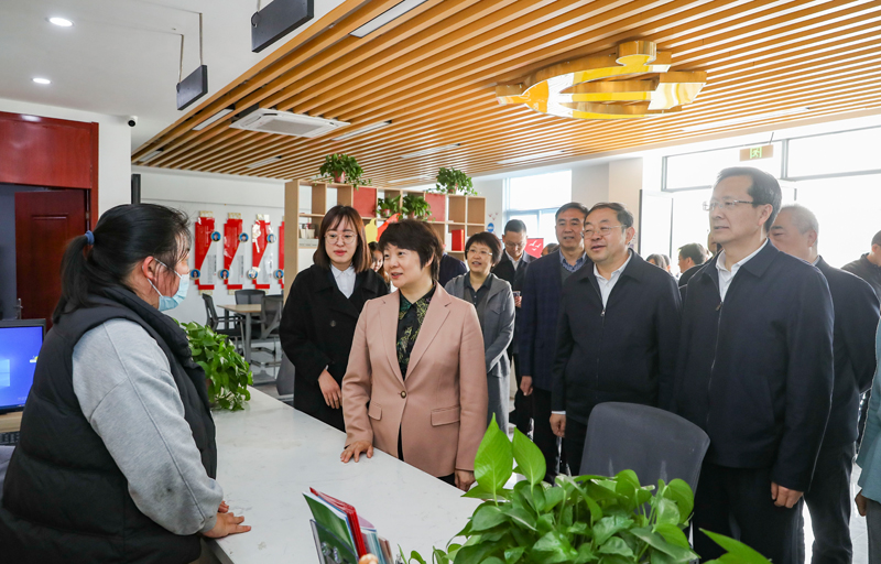 张宝娟带队赴基层联系点开展调研