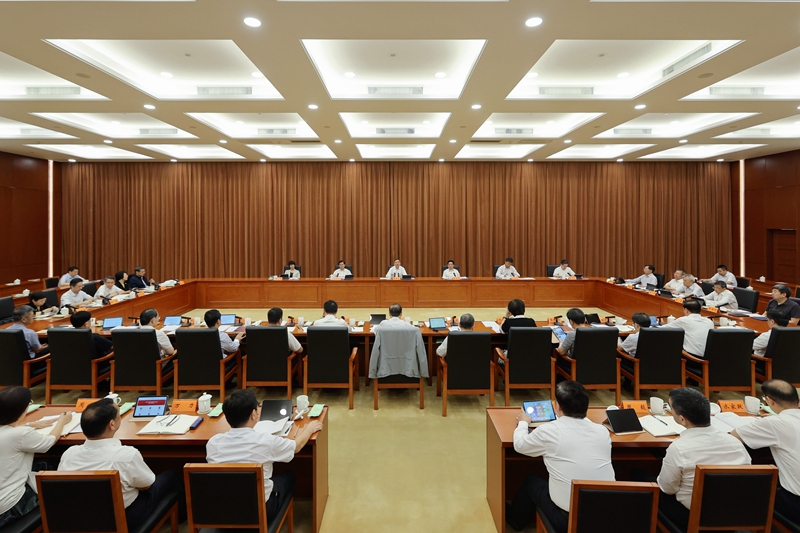省十四届人大常委会举行第三十三次主任会议