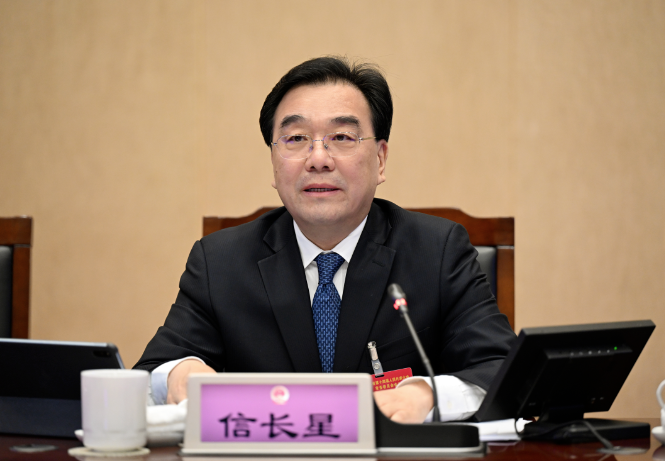 江苏省十四届人大常委会第八次会议闭幕