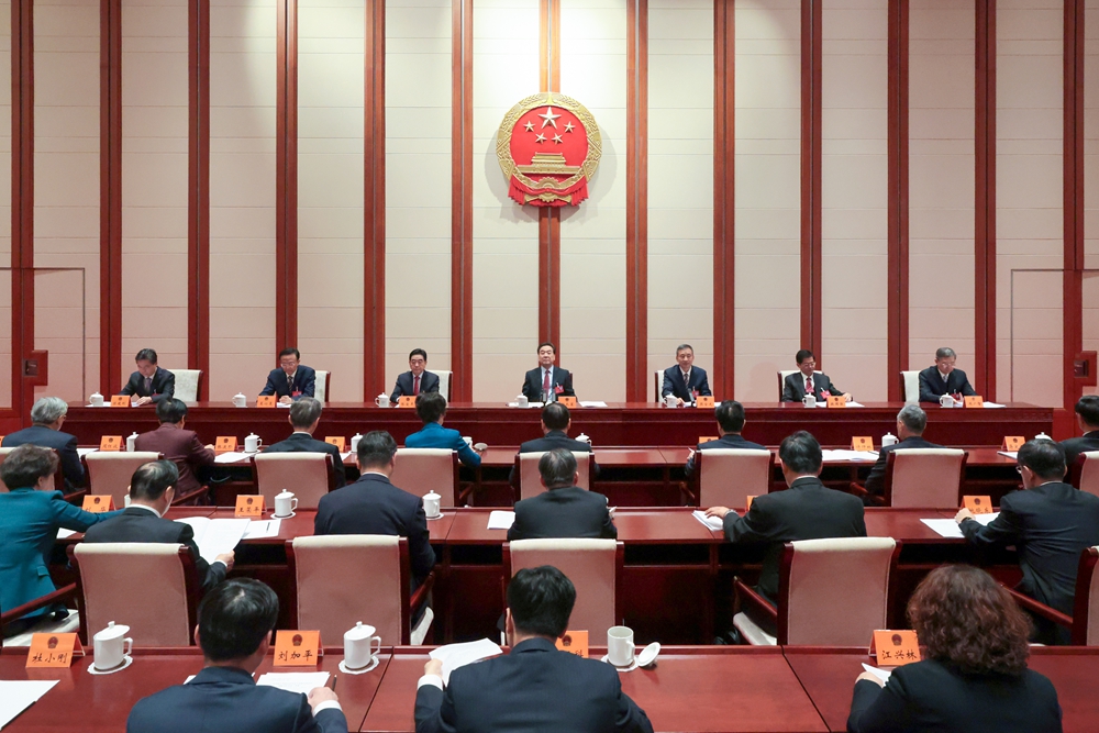 省十四届人大五次会议主席团举行第一次会议