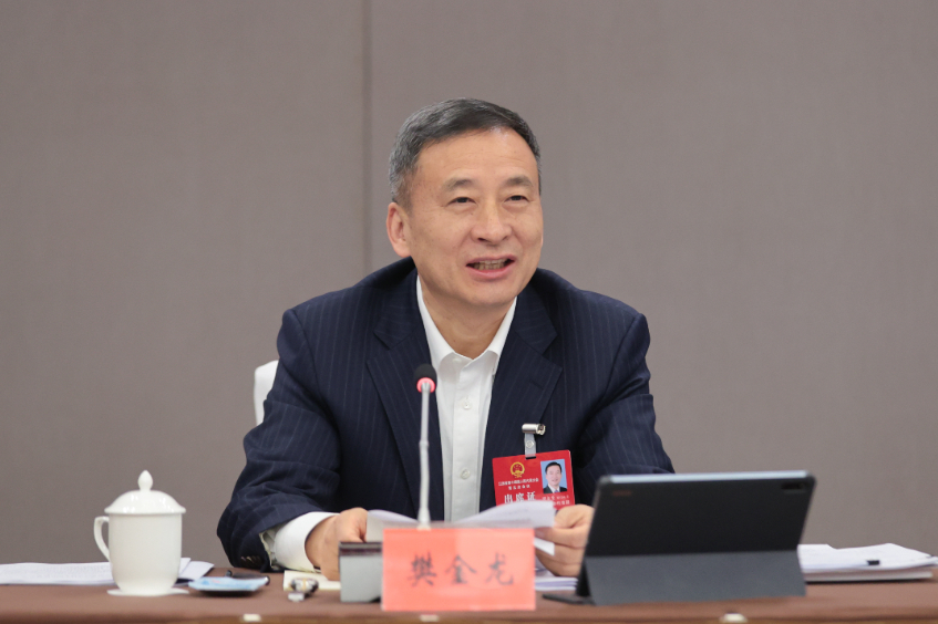 省人大常委会领导审议政府工作报告