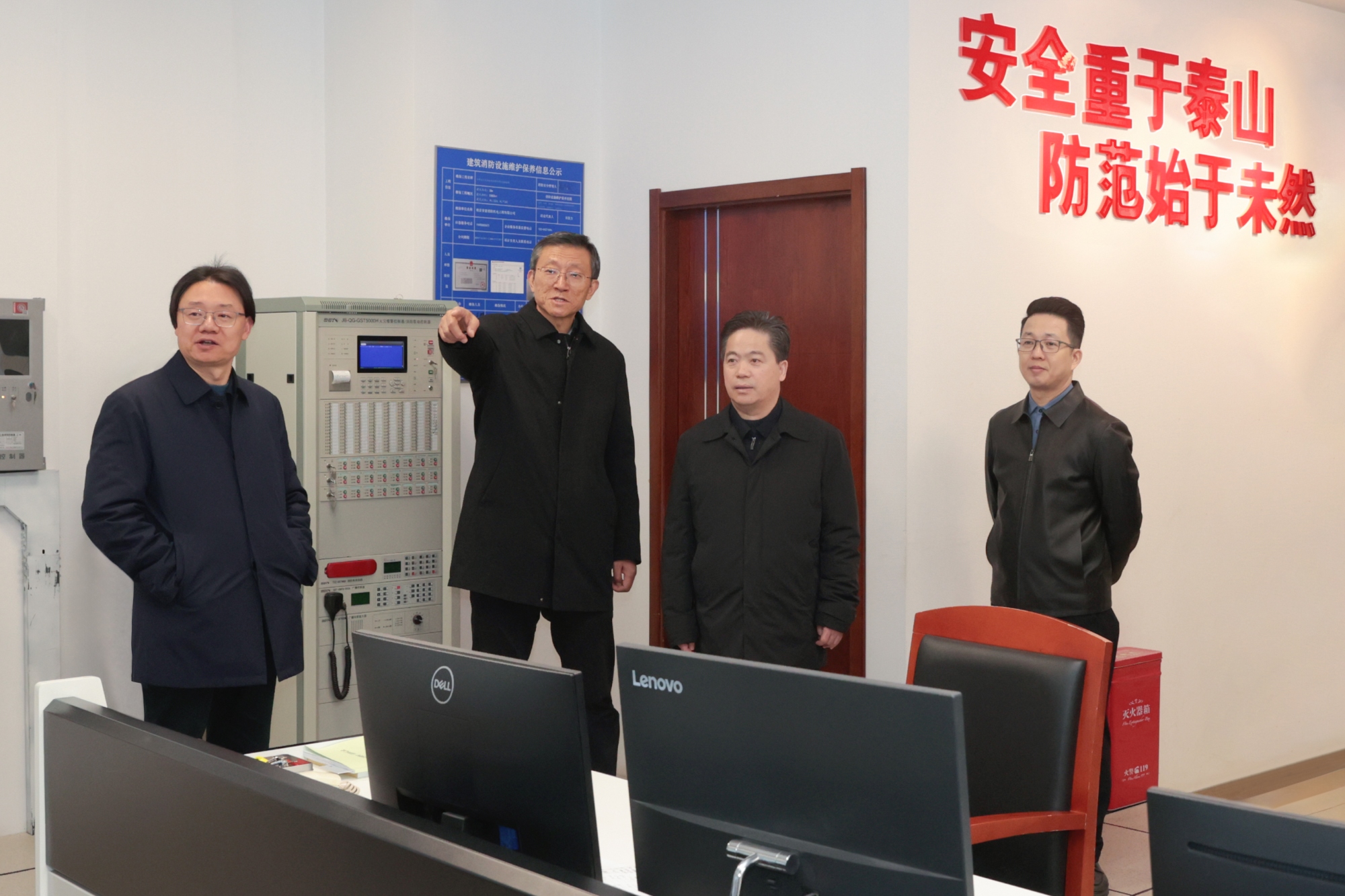 陈建刚看望慰问机关驻地武警官兵和后勤保障人员