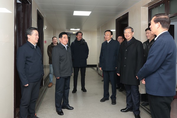 恭贺新春鼓干劲：省人大常委会领导集体看望机关干部职工和武警官兵