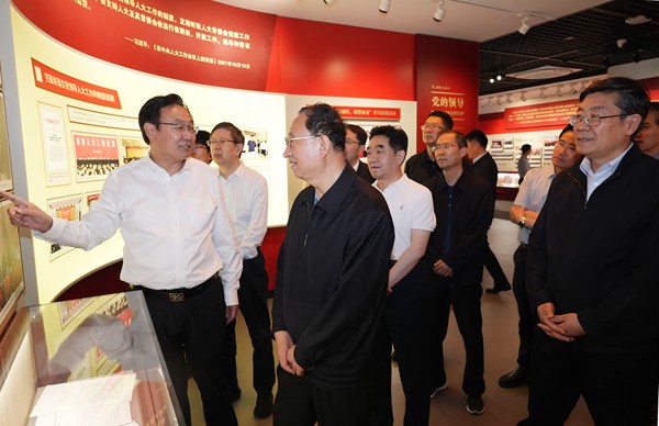 全国人大教科文卫委调研组在江苏开展专题调研