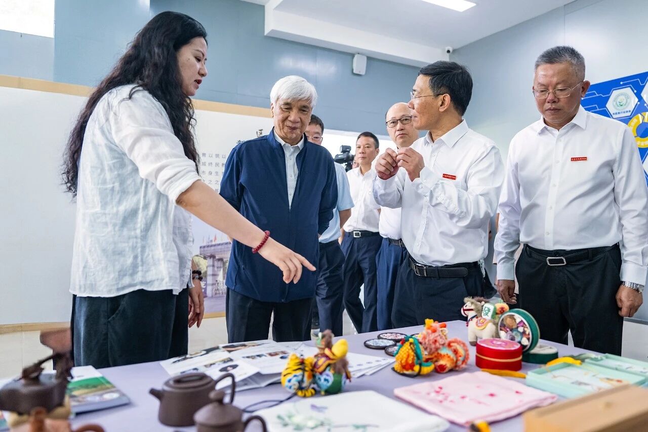 全国人大常委会职业教育法执法检查组来苏检查 丁仲礼参加