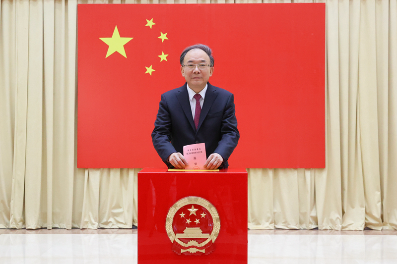 省人大常委会及机关选民参加南京市鼓楼区人大代表换届选举投票